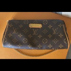Louis Vuitton Eva Clutch in Monogram
Like new,